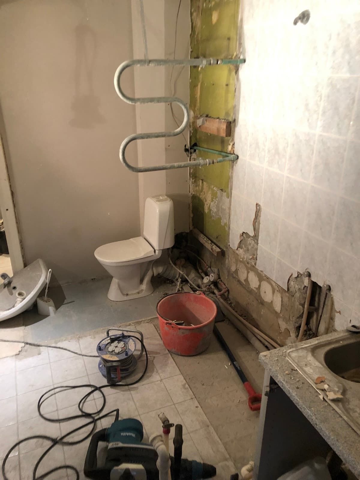 Korteri remont Tallinnas - vannitoa ja köögi lammutuseelne seis ning torutööde ettevalmistus