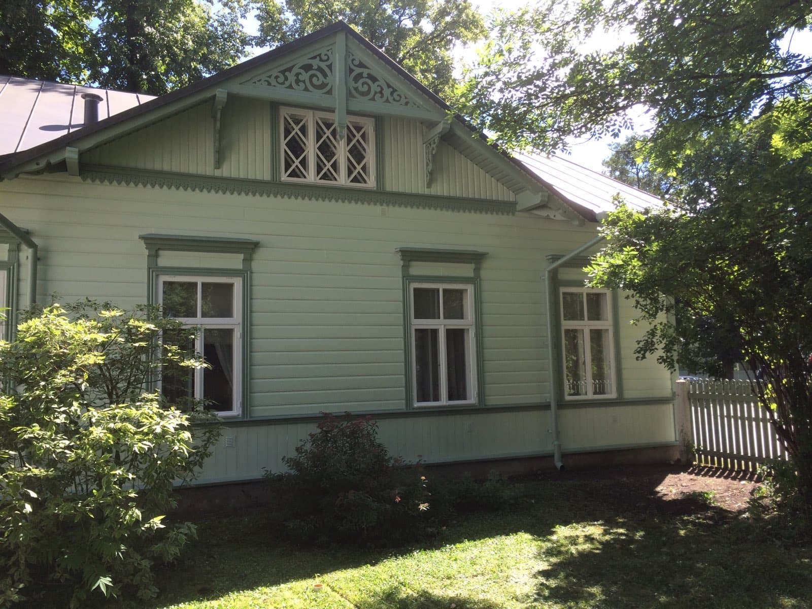 Värskelt värvitud fassaad Kadrioru objektis