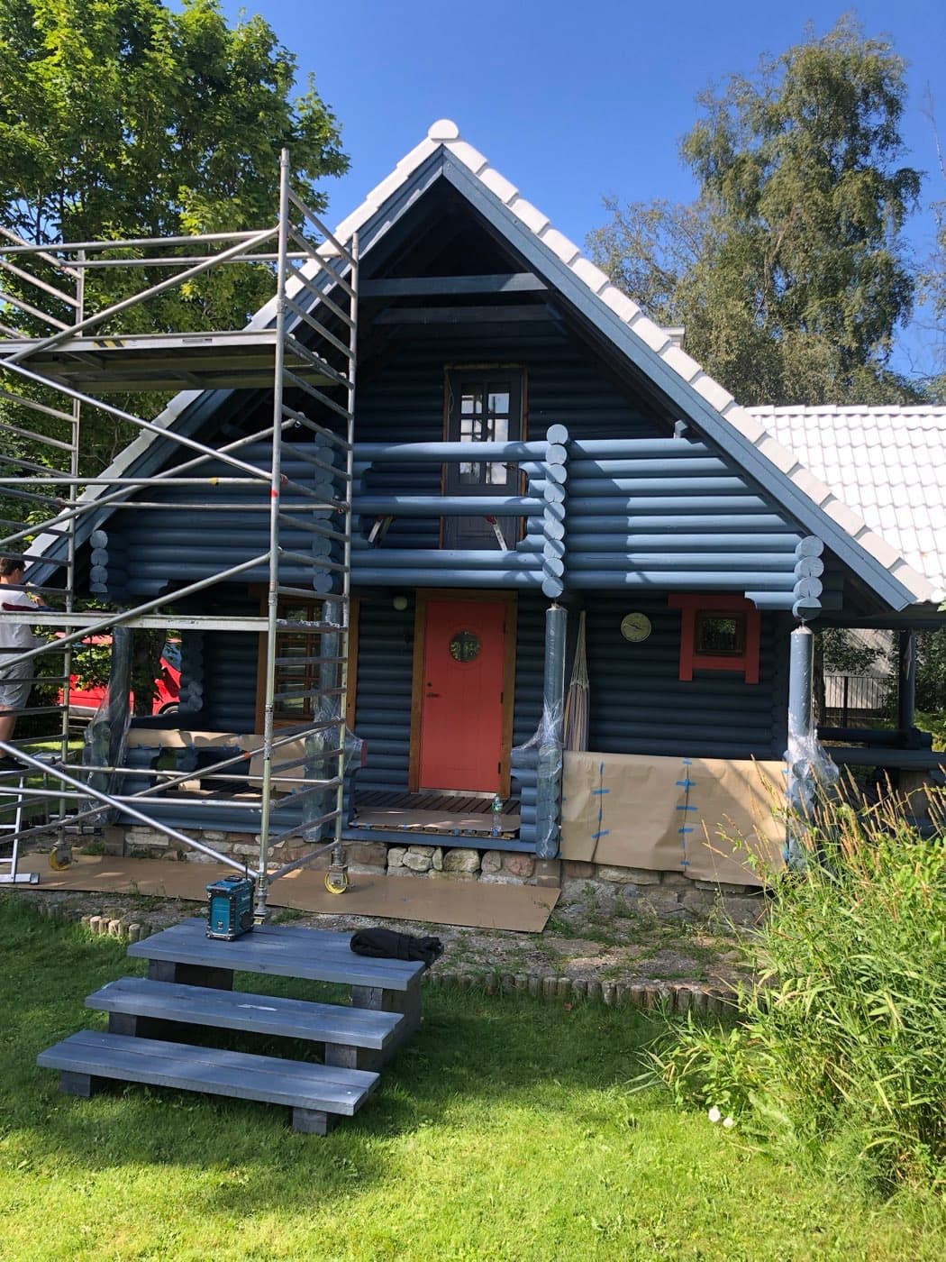 Värskelt värvitud fassaad Tiskre objektil