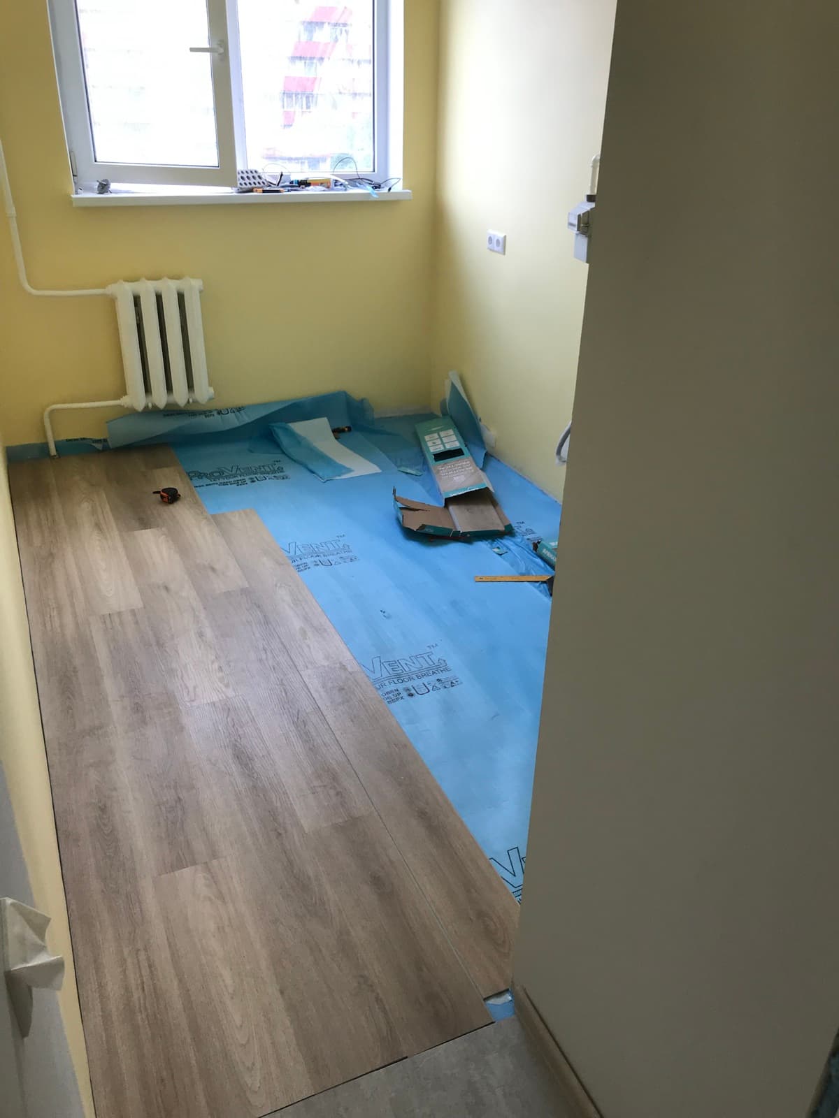 Parketipõranda paigaldus 2-toalise korteri remondis Mustamäel