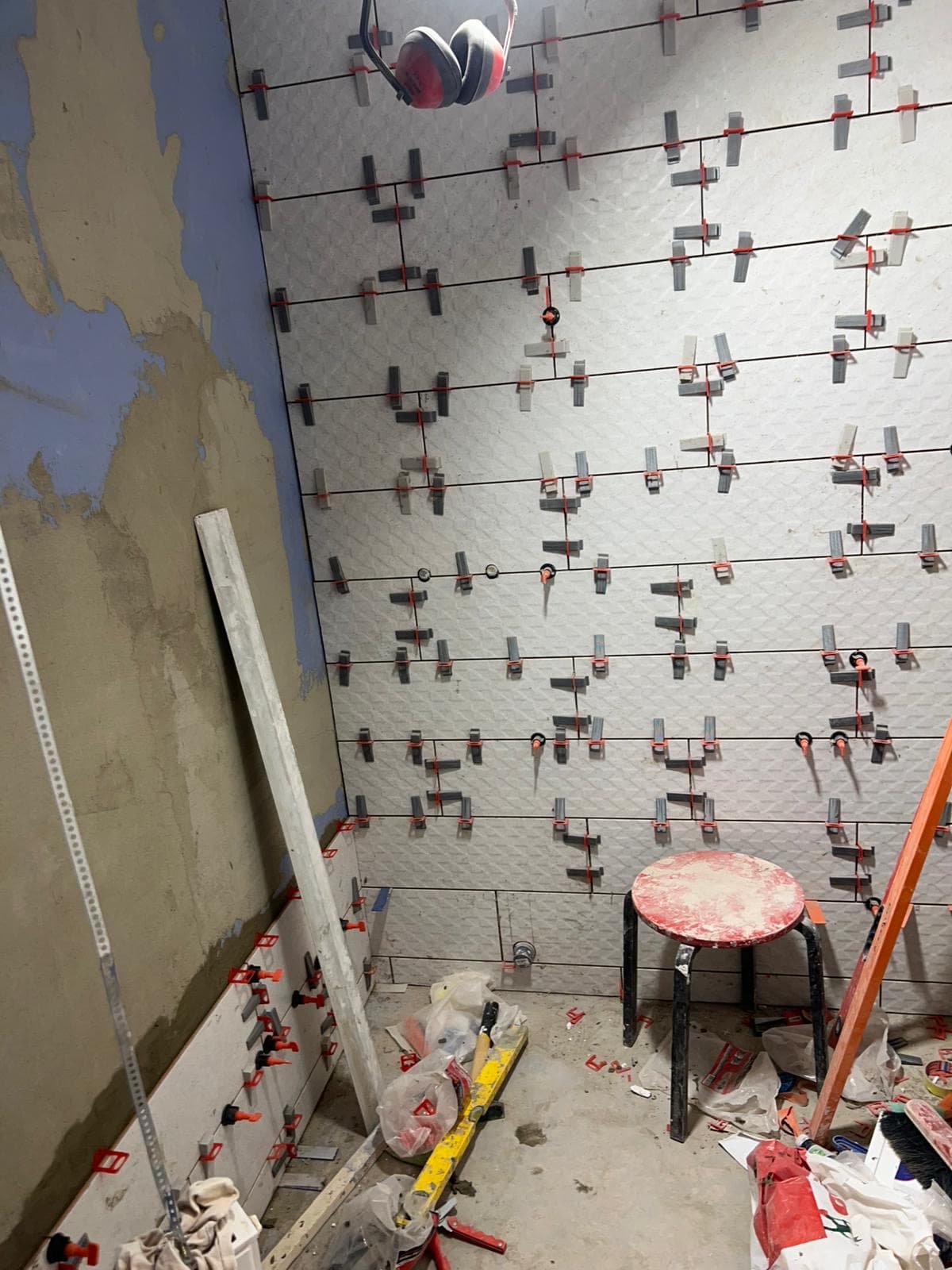 Vannitoa plaatimistöö ja vuugijooned Kesklinna korteri renoveerimisel