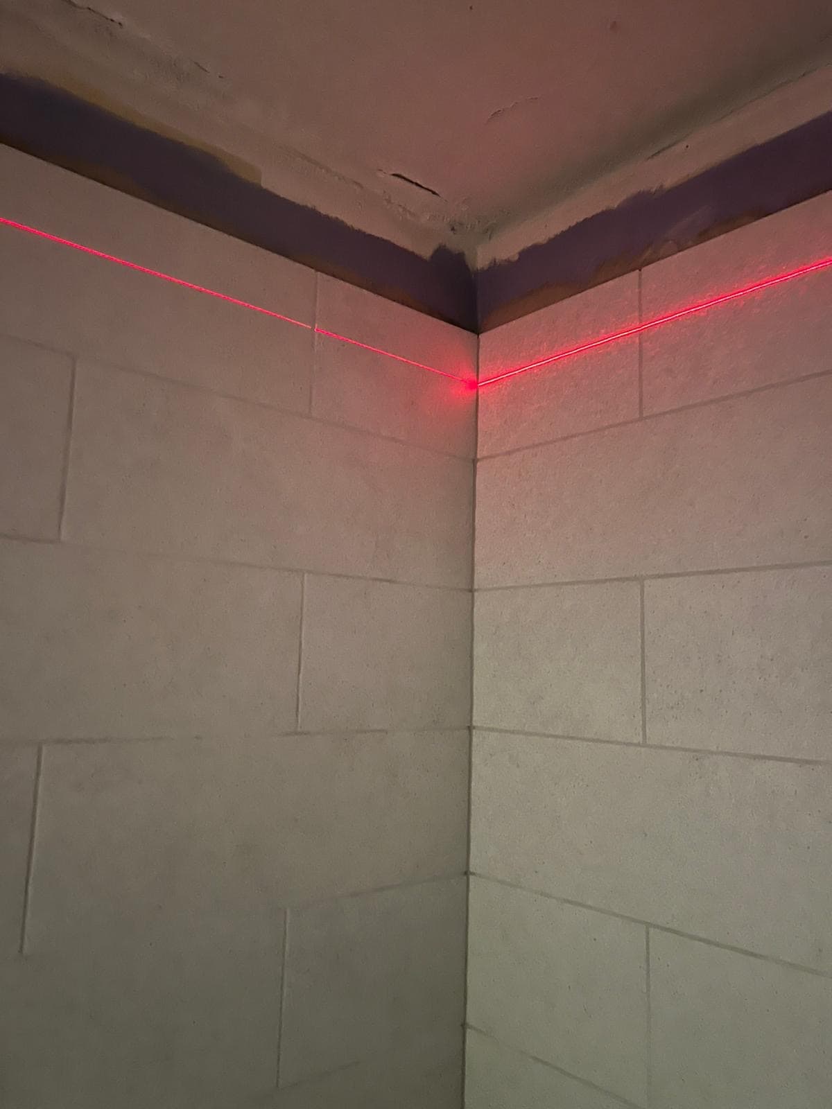 Plaaditud vannitoa üldvaade 2-toalise korteri renoveerimisel Kesklinnas