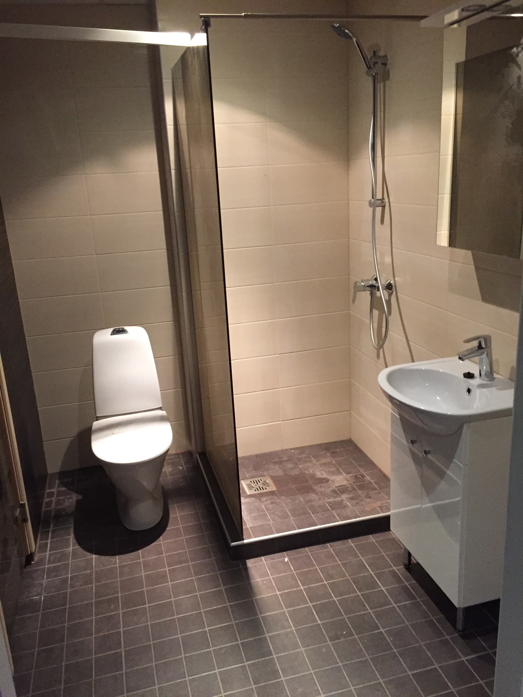 Plaaditud vannitoa detail 2-toalise korteri kapitaalremondil Kesklinnas