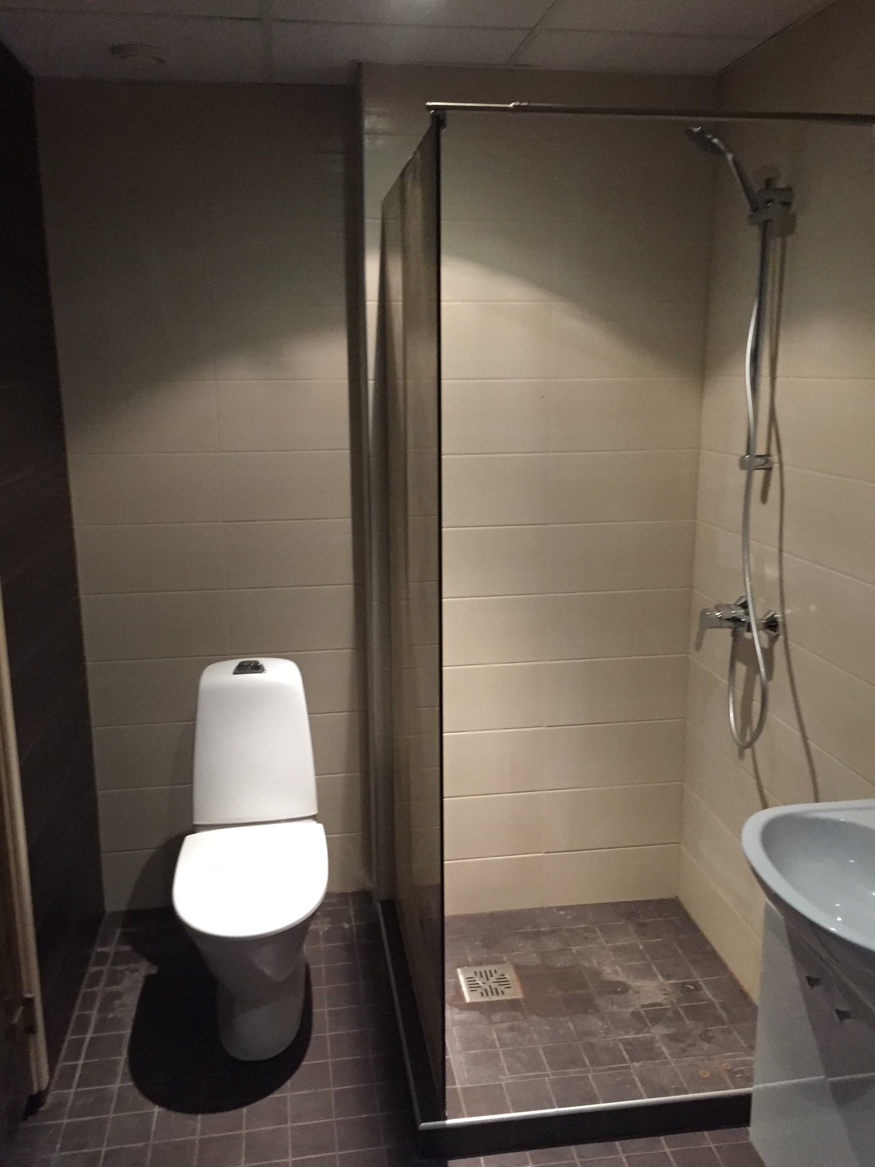 Vannitoa plaatimistöö ja vuugijooned Kesklinna korteri kapitaalremondil