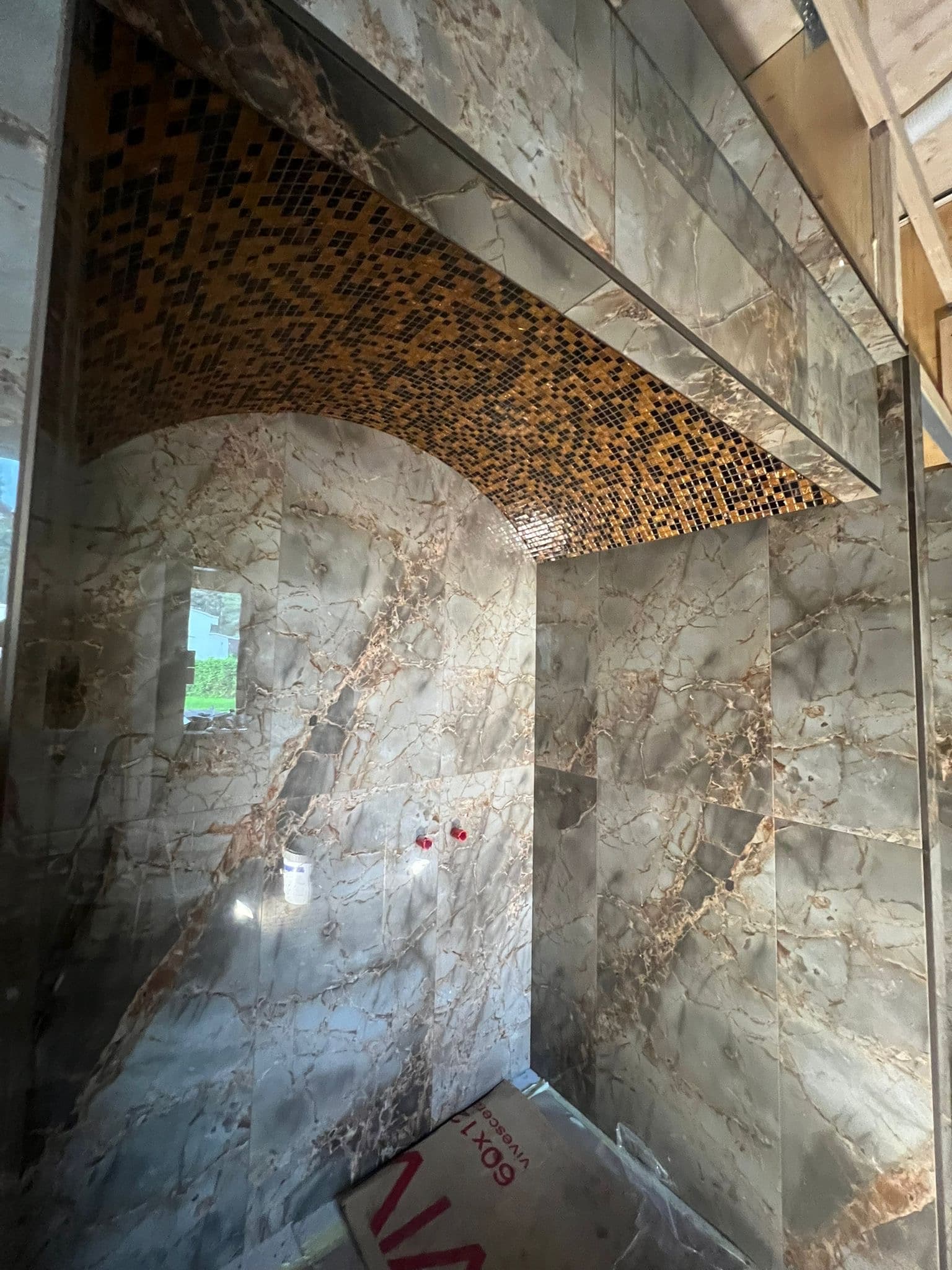 Plaaditud pind Kakumäe majas