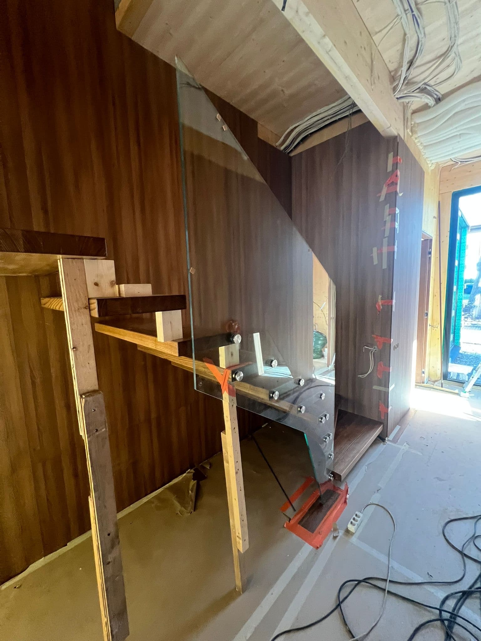 WPC seinapaneelide paigaldus Kakumäe maja sisepinnal