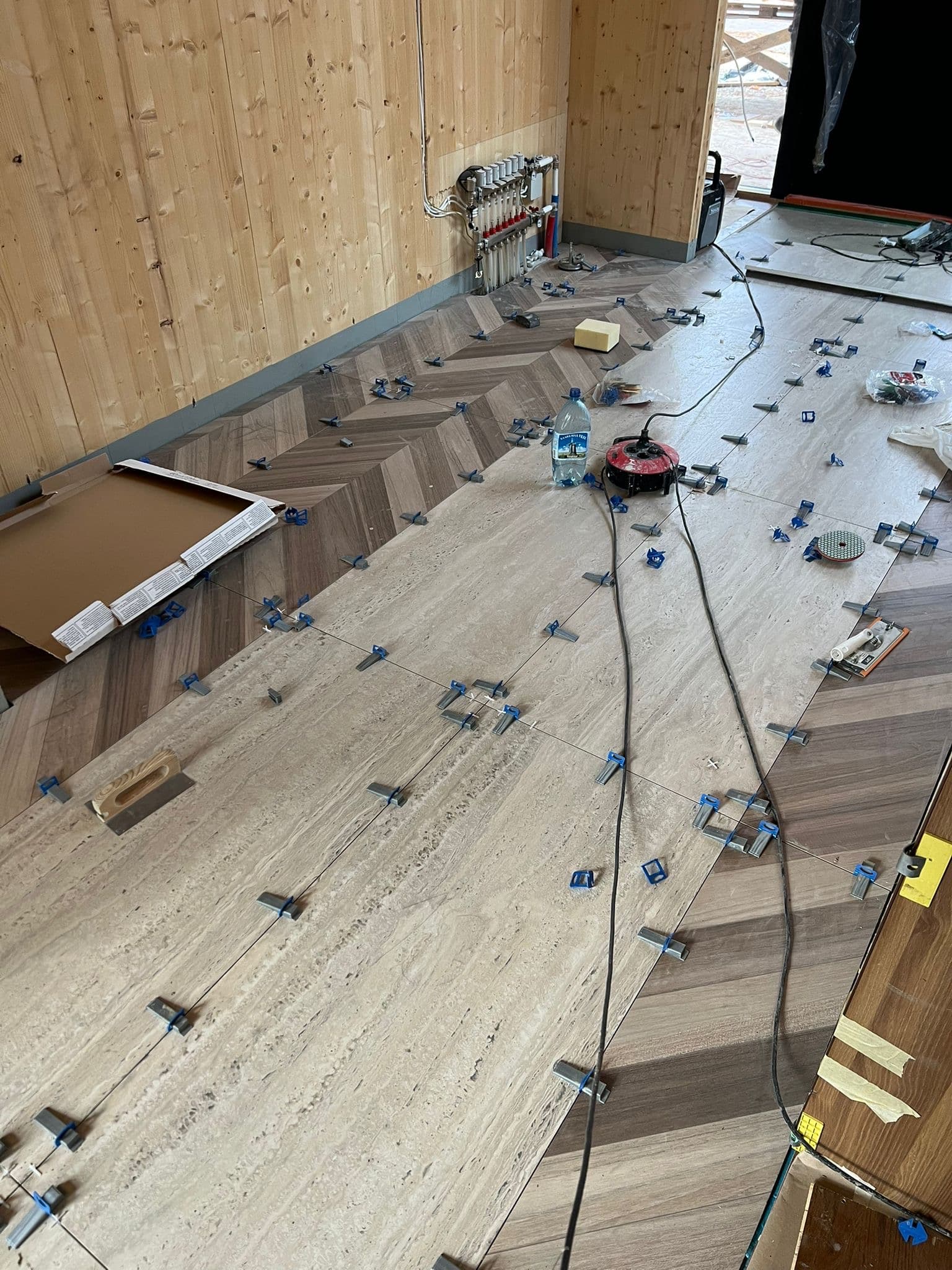 Valmis plaaditud pind Kakumäe maja viimistlusel