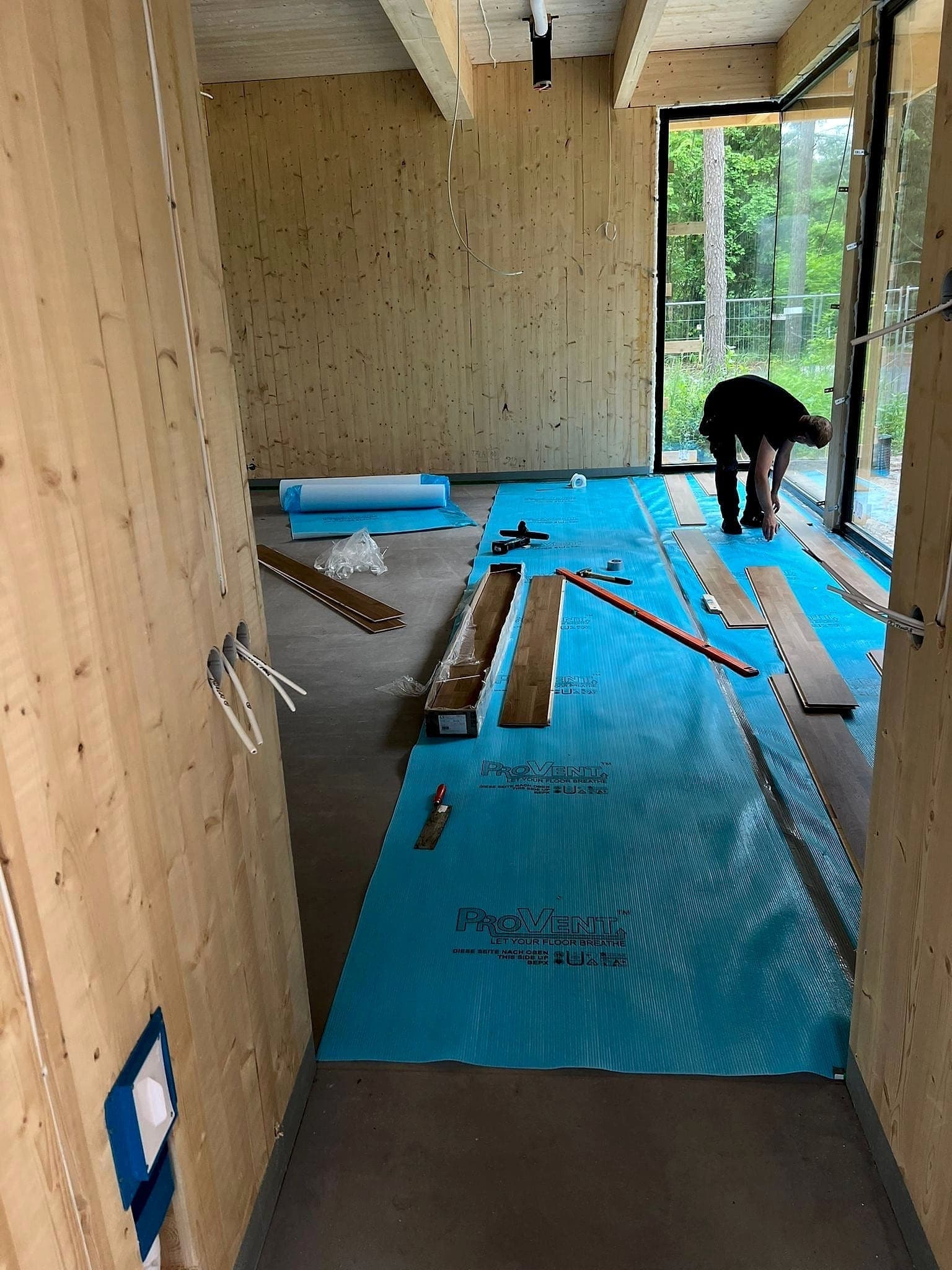 Põrandakatete paigaldus Tallinnas ja Harjumaal - parkett, LVT ja laudpõrandad koos liistudega