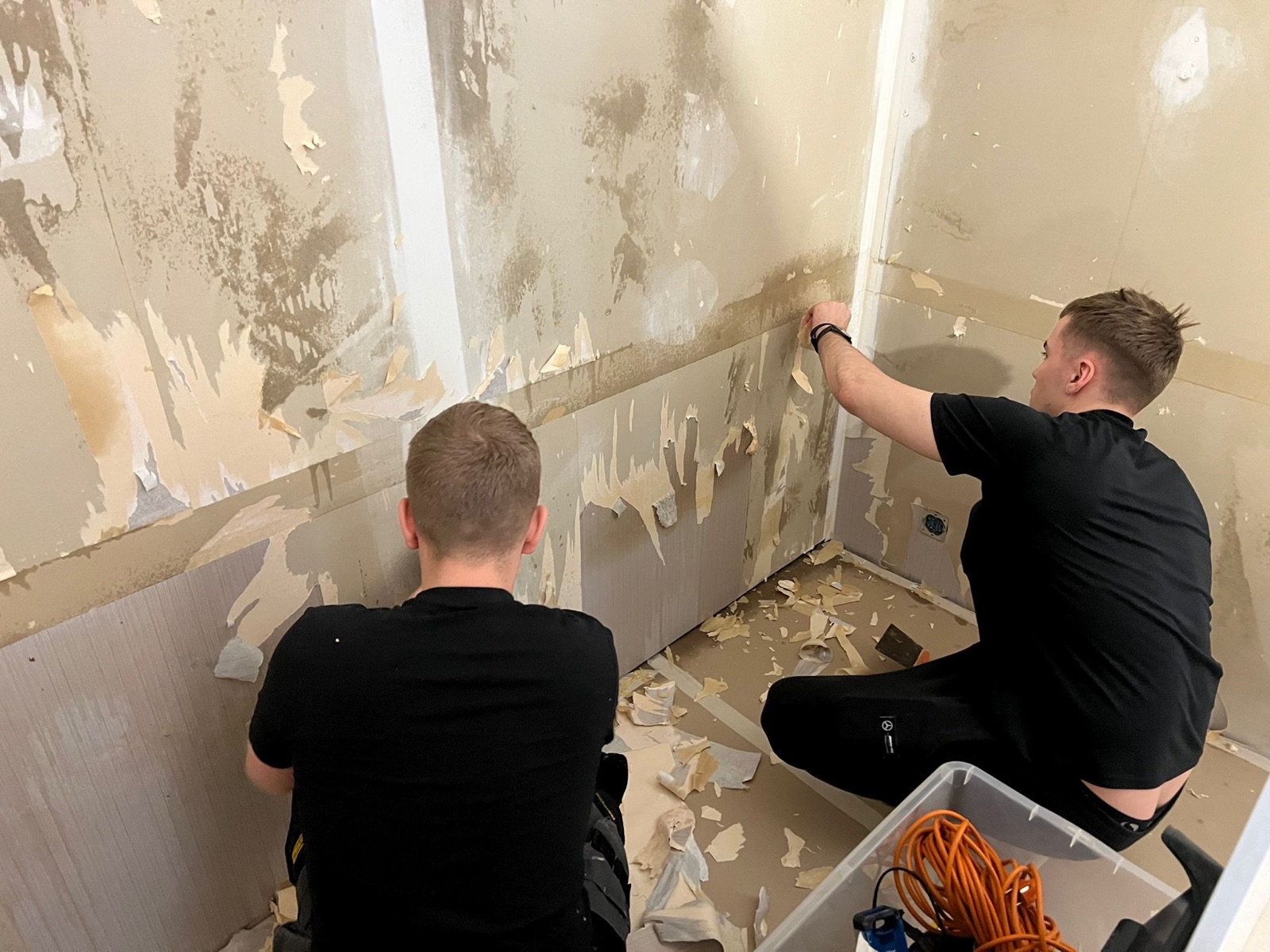 Ehitusfirma valik - meistrid objektil siseviimistluse eeltöid tegemas ja seinakatet eemaldamas