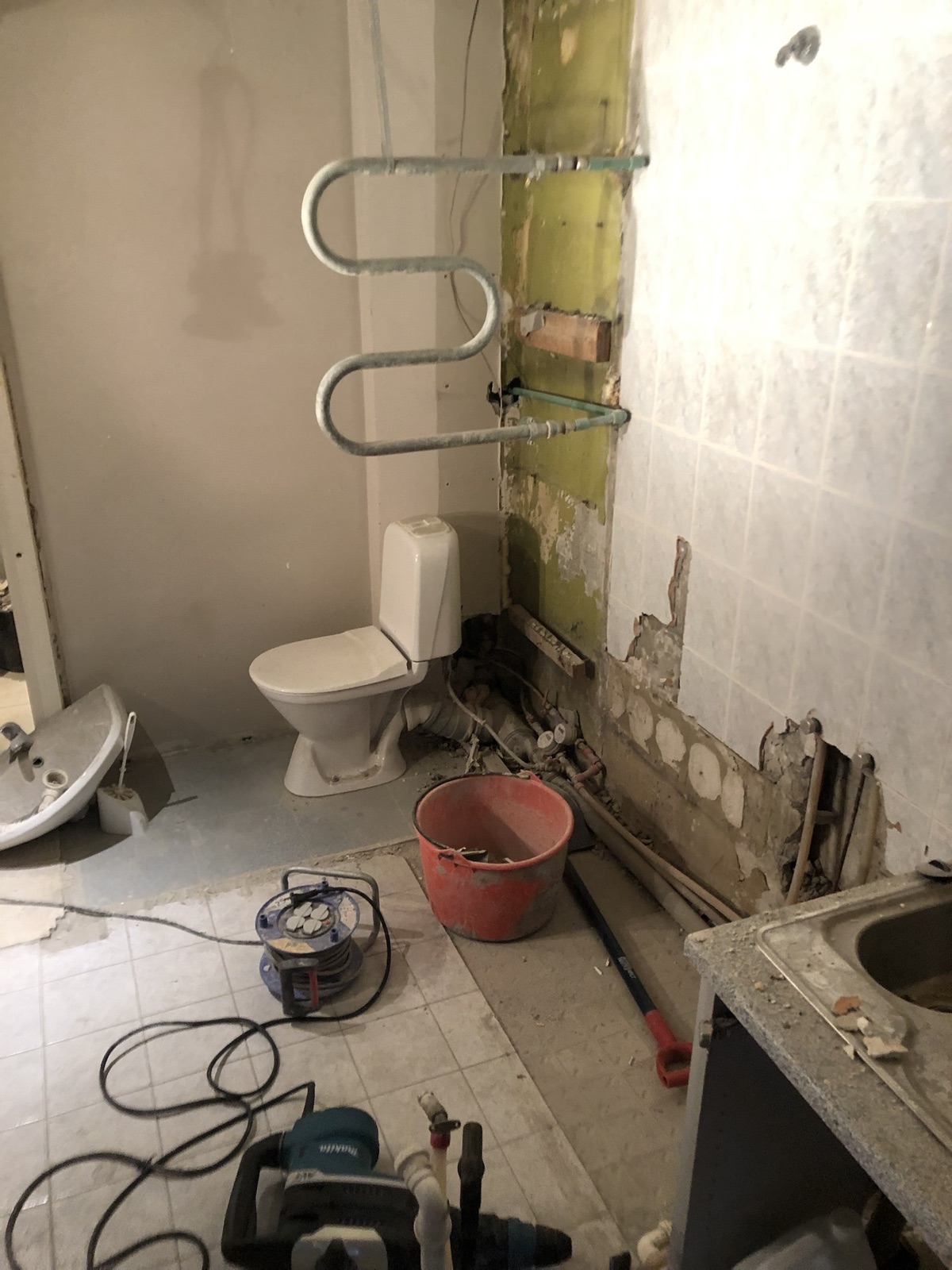 Korteri remont Tallinnas - vannitoa ja köögi lammutuseelne seis ning torutööde ettevalmistus