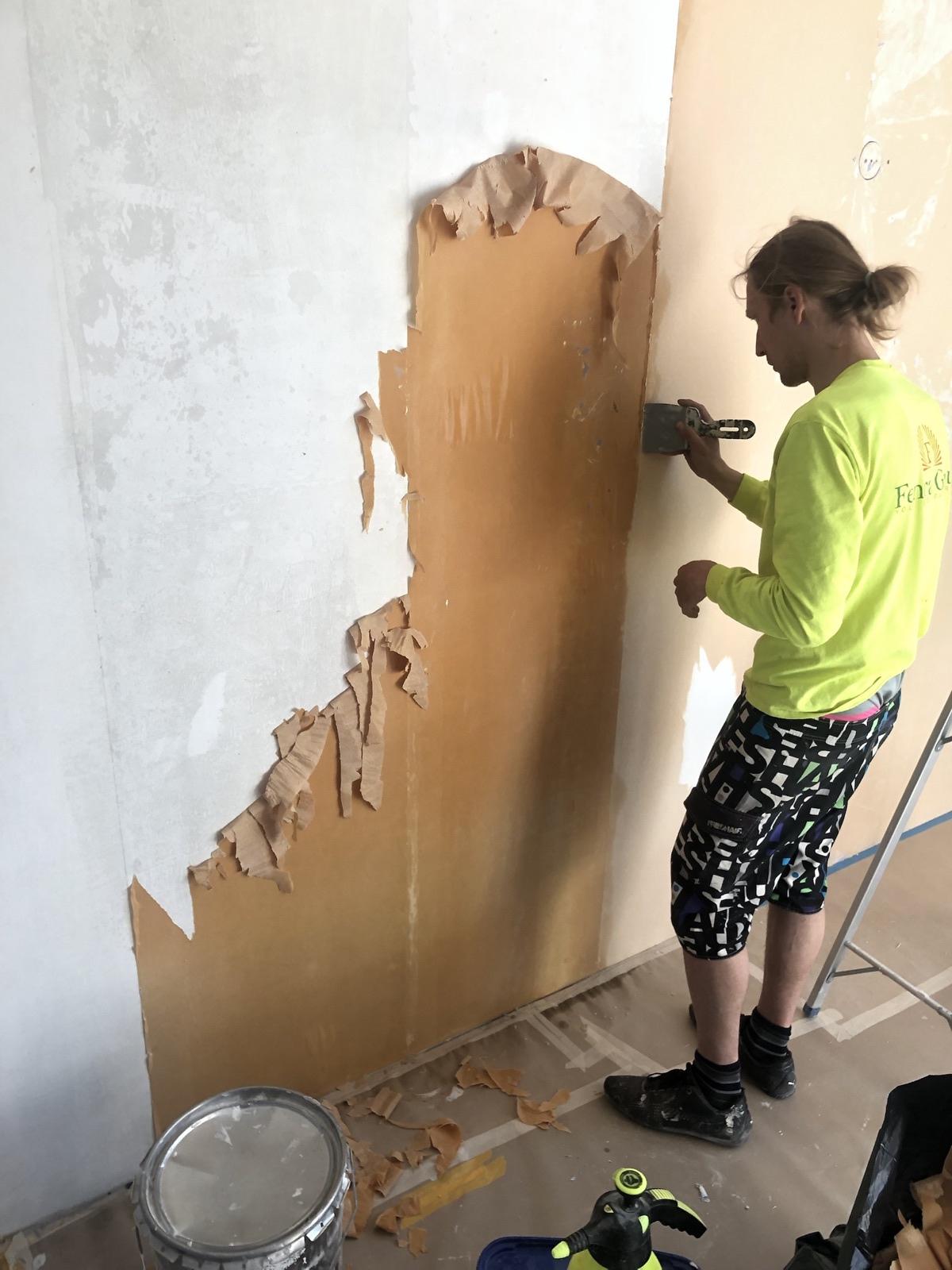 Siseviimistluse eeltööd - vana seinakatte eemaldamine ja aluspinna ettevalmistus sirgete pindade jaoks