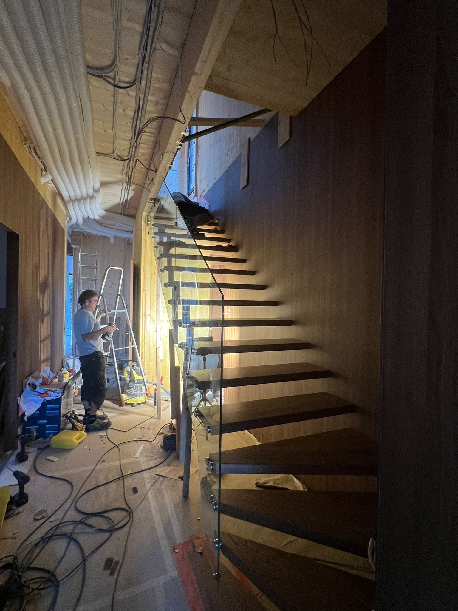 Korteri remondi teostus ja tehnilised tööd trepiala juures Tallinnas