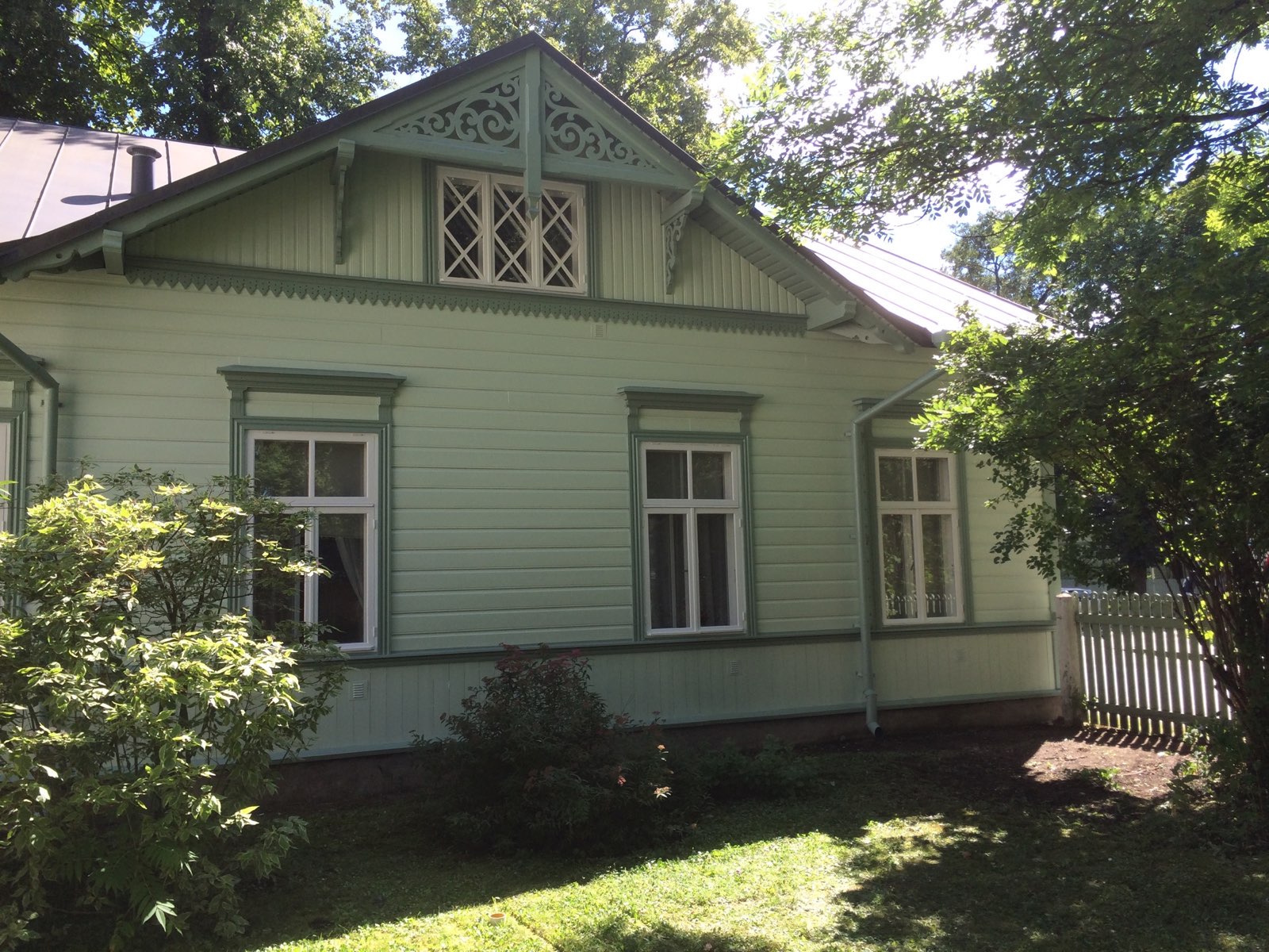 Värskelt värvitud fassaad Kadrioru objektis