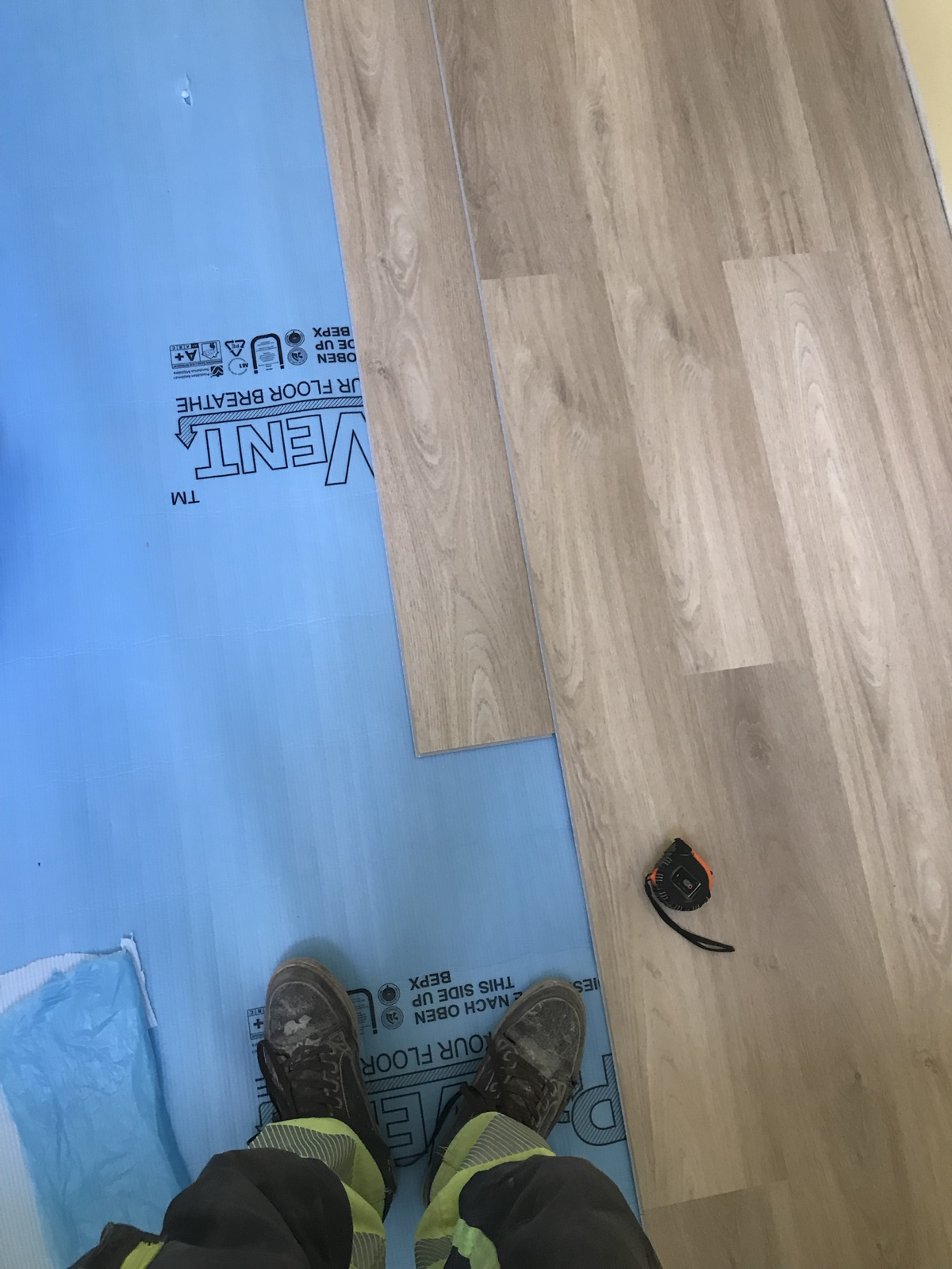 Uue parketi paigaldus Mustamäe korteri remondil