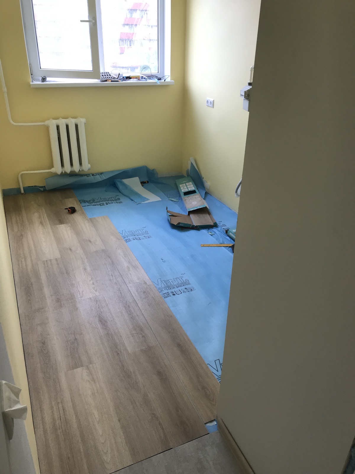 Parketipõranda paigaldus 2-toalise korteri remondis Mustamäel