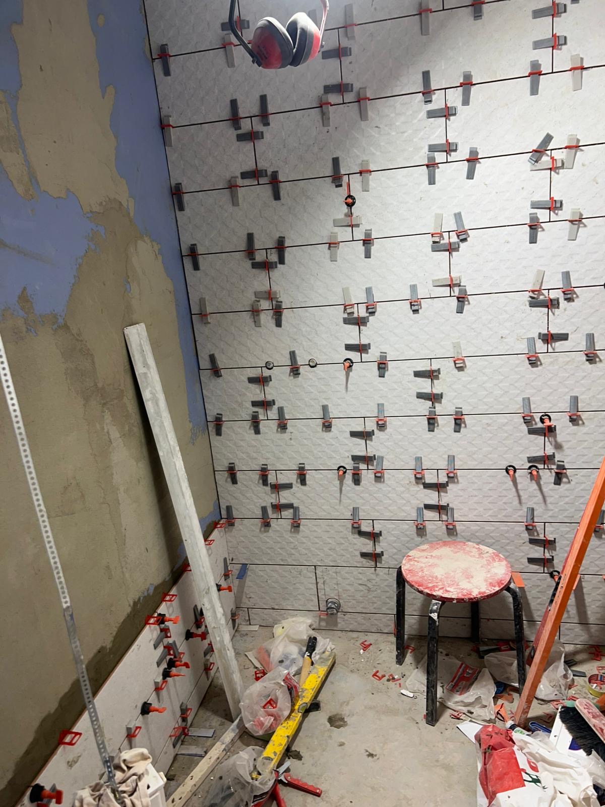 Vannitoa plaatimistöö ja vuugijooned Kesklinna korteri renoveerimisel