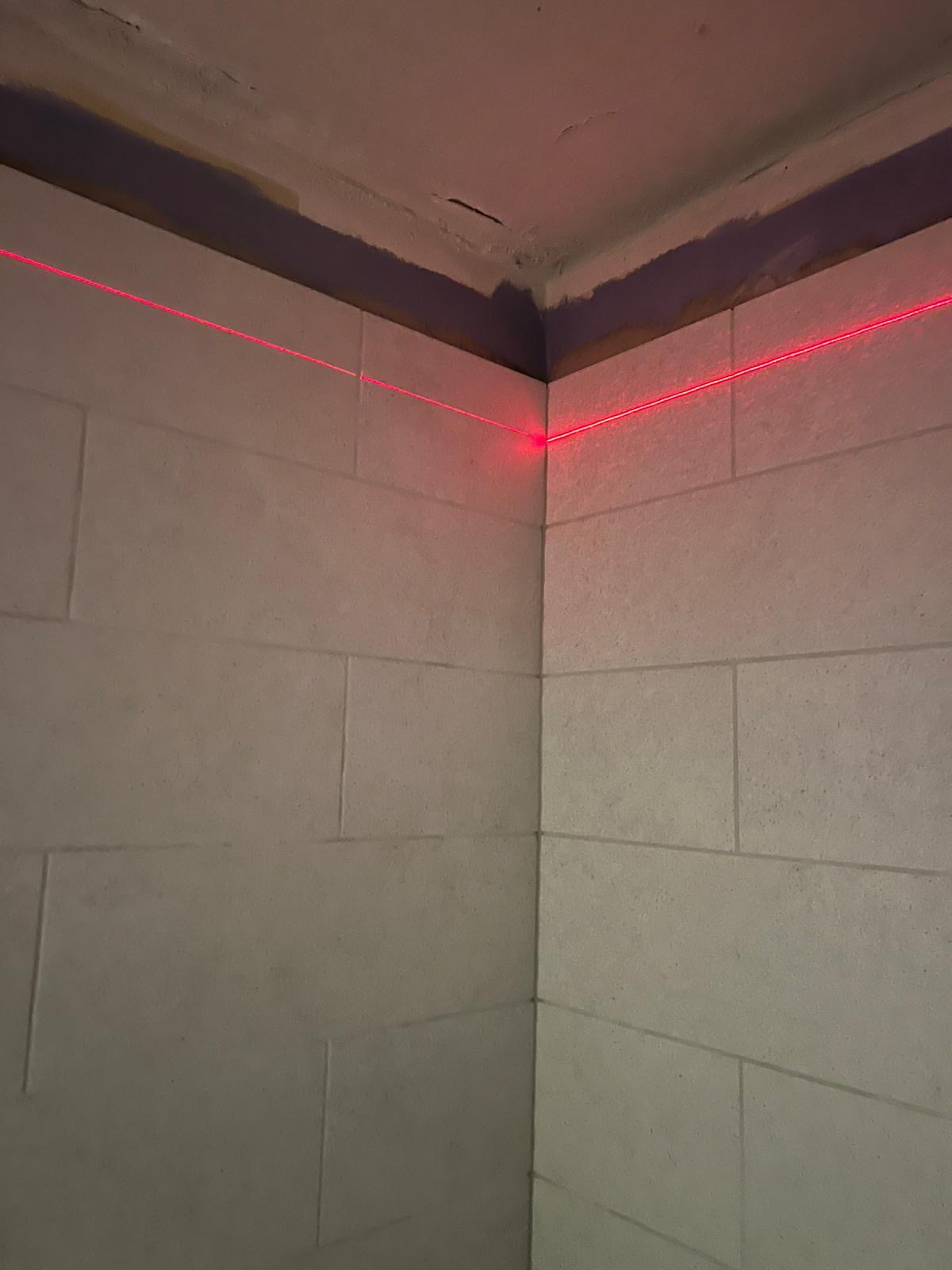 Plaaditud vannitoa üldvaade 2-toalise korteri renoveerimisel Kesklinnas