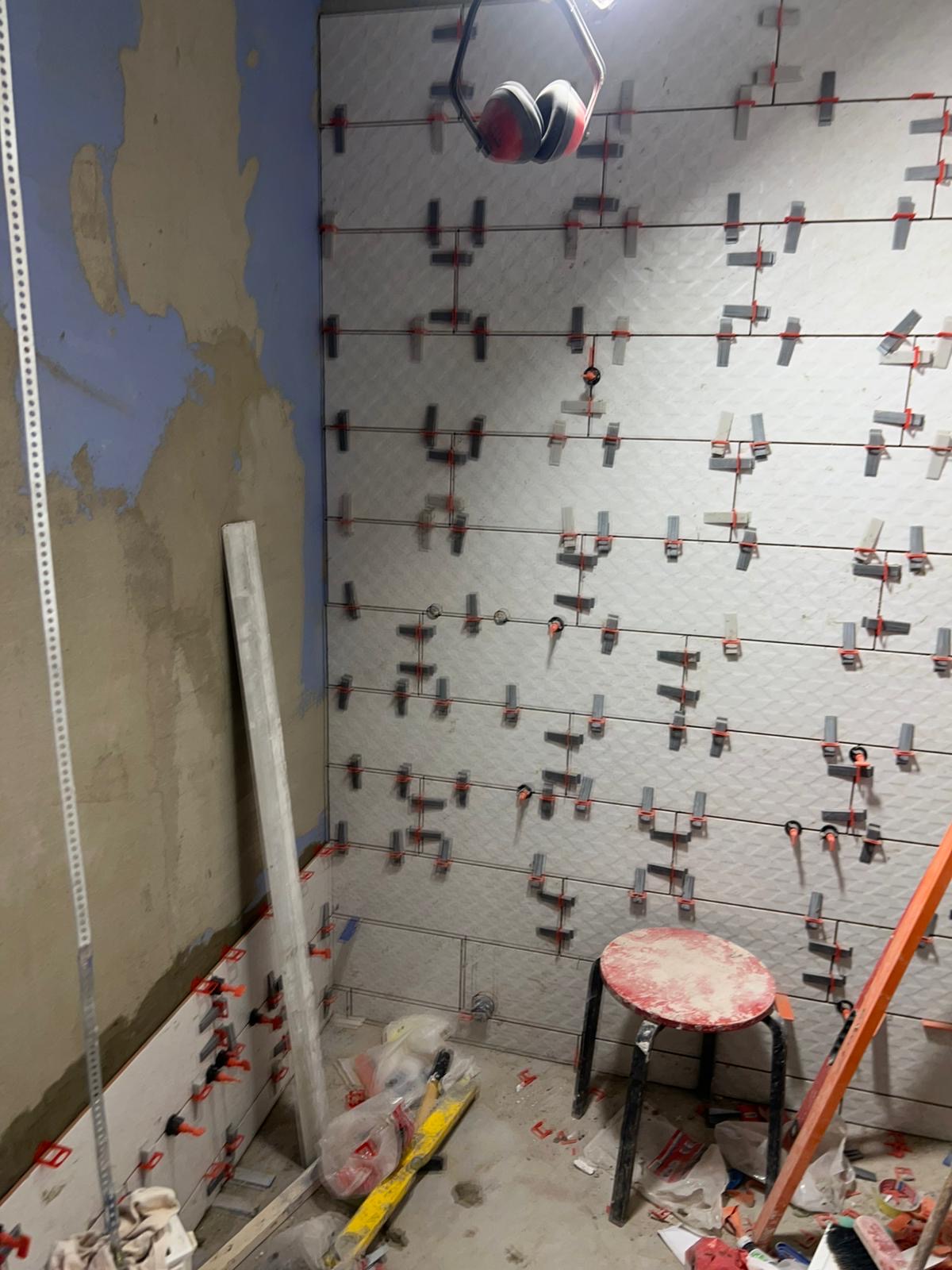 Plaaditud vannitoa detail 2-toalise korteri täisrenoveerimisel Kesklinnas