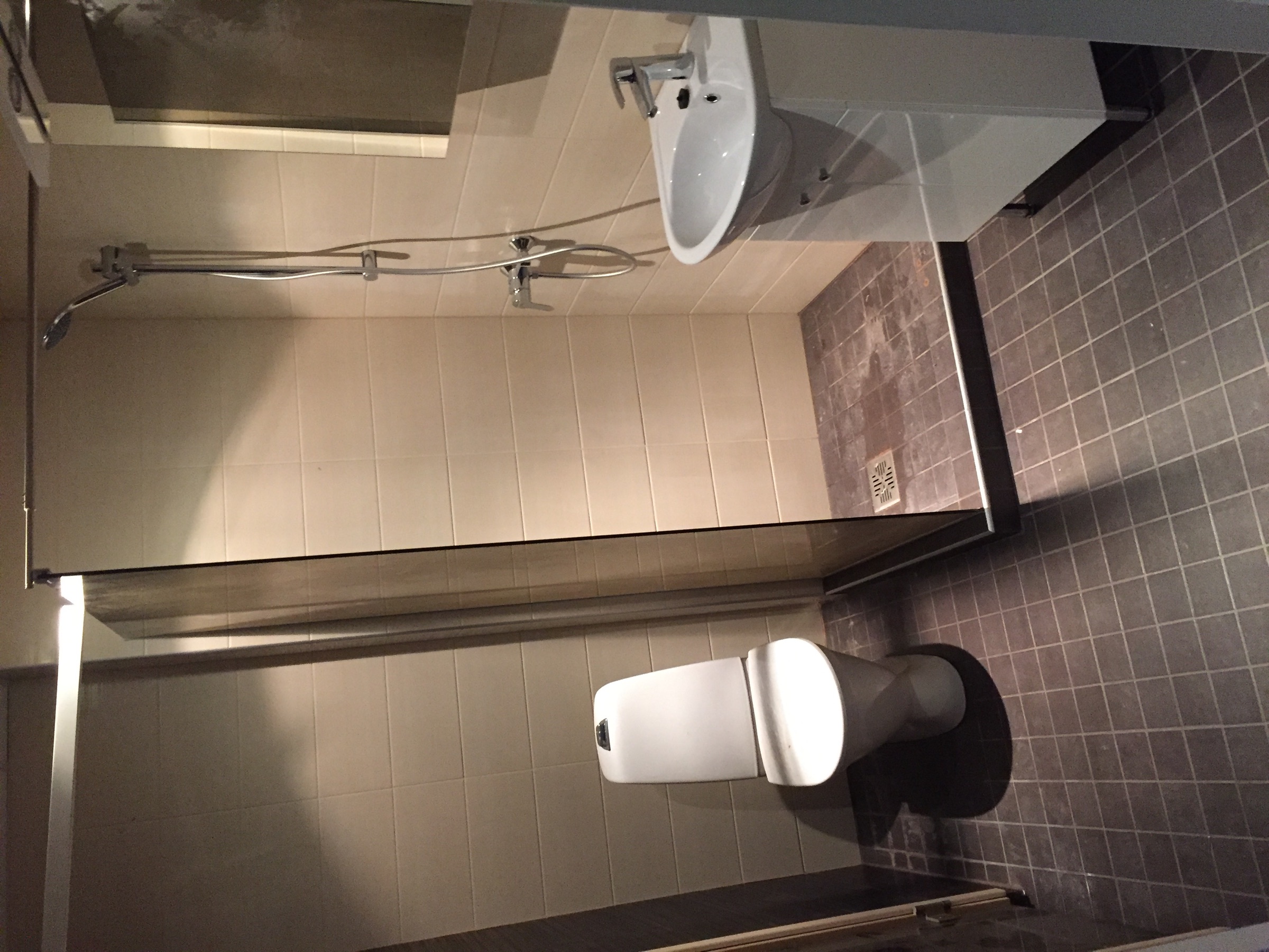 Plaaditud vannitoa detail 2-toalise korteri kapitaalremondil Kesklinnas