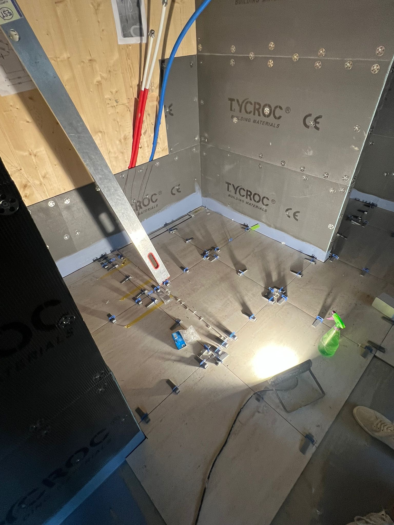 Plaatimistöö Kakumäe maja viimistlusel