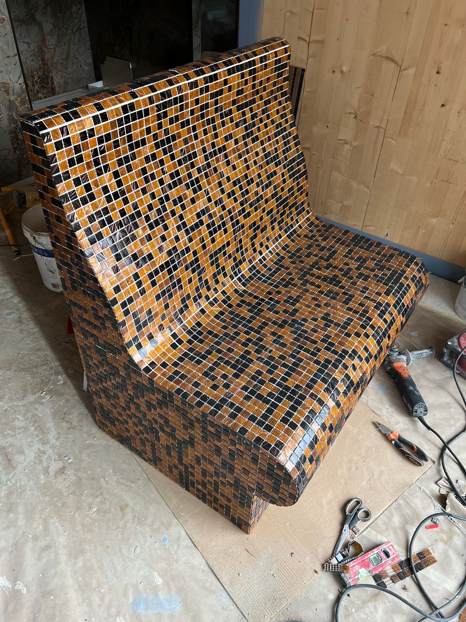 Plaatimistöö detail Kakumäe maja viimistlusel