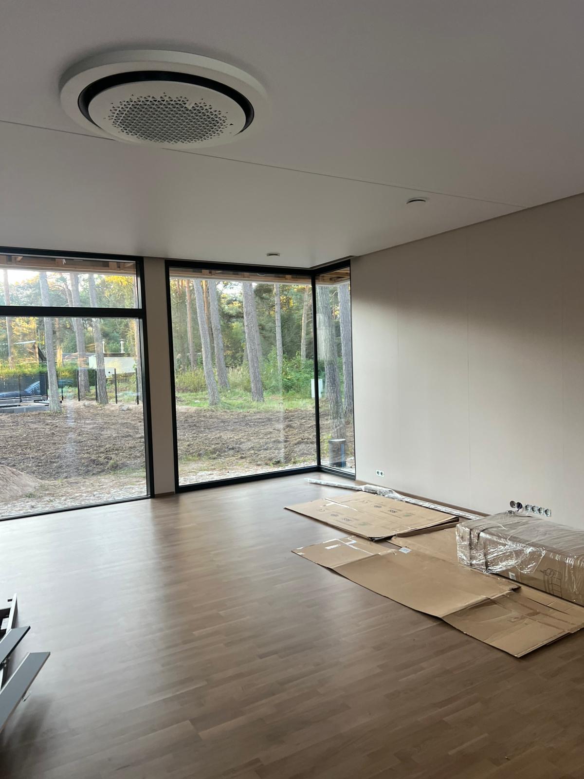 Uue parketi paigaldus Kakumäe maja siseviimistlusel