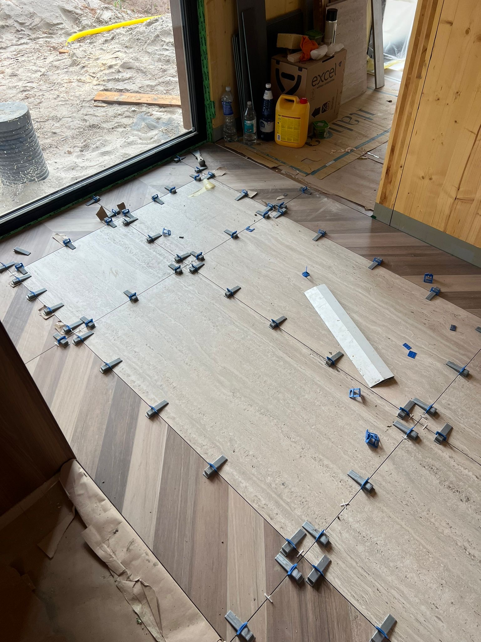 Plaatimistöö ja vuugijooned Kakumäe majas