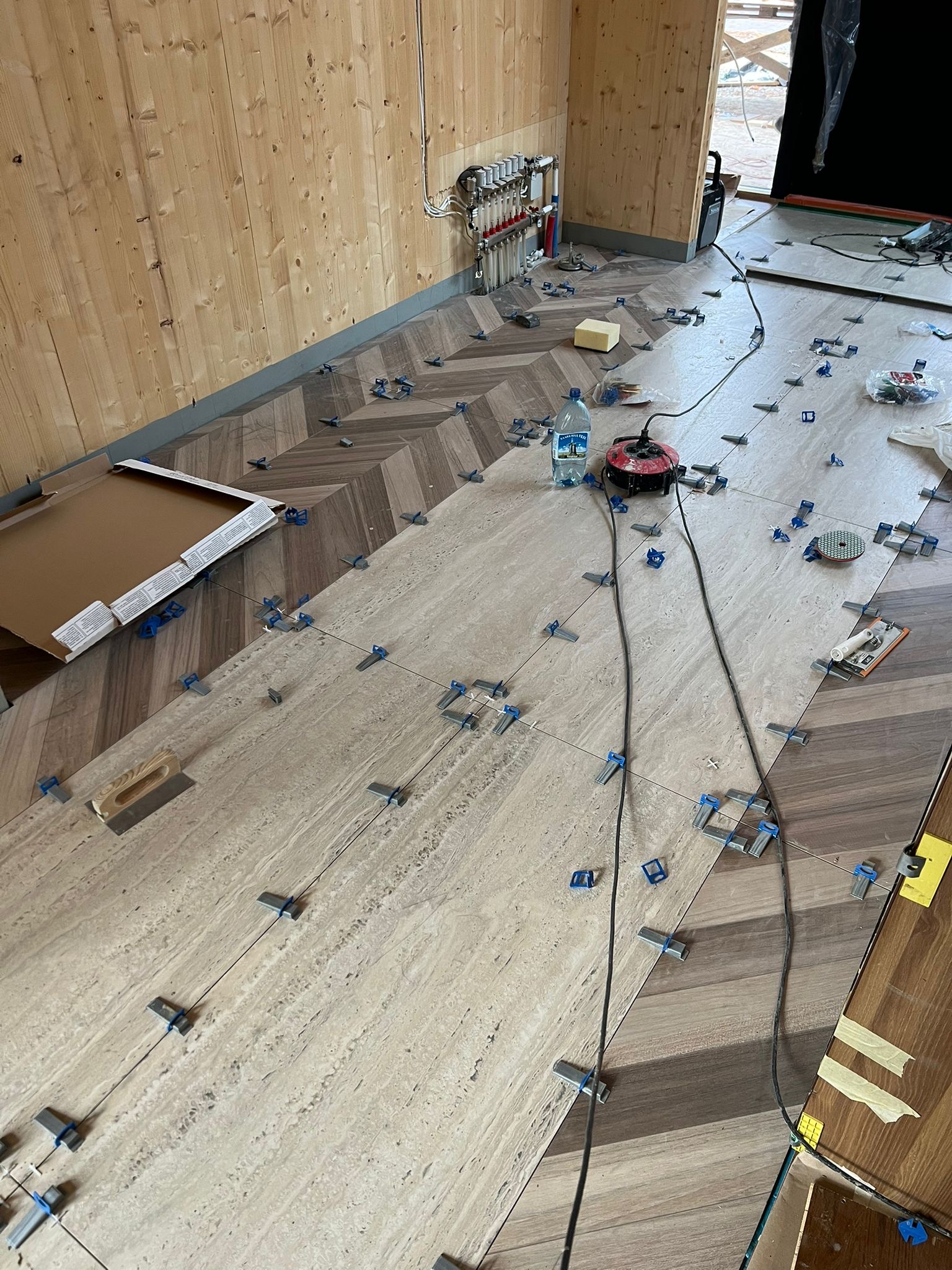 Valmis plaaditud pind Kakumäe maja viimistlusel