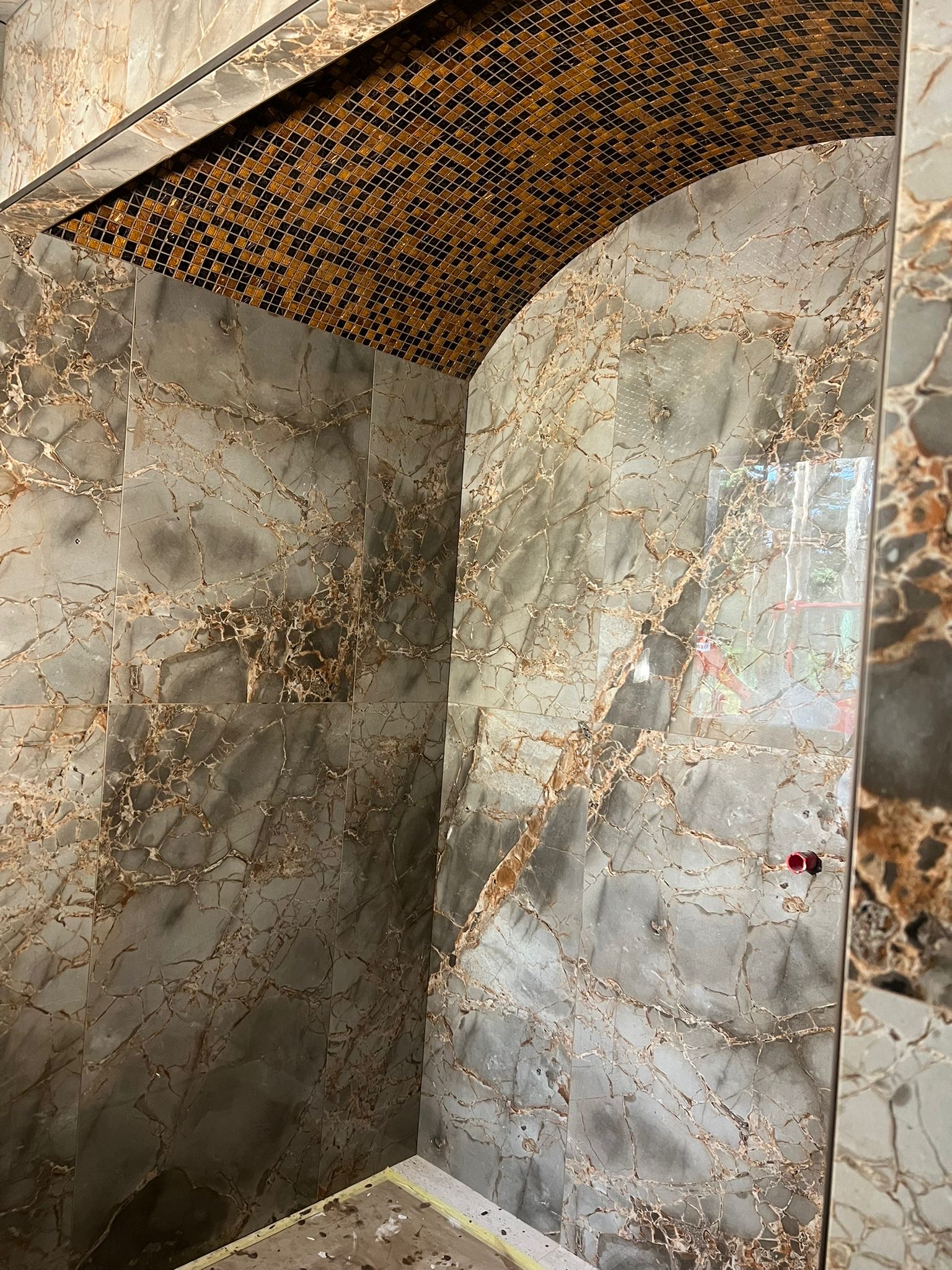 Plaaditud põranda ja seina detail Kakumäe majas