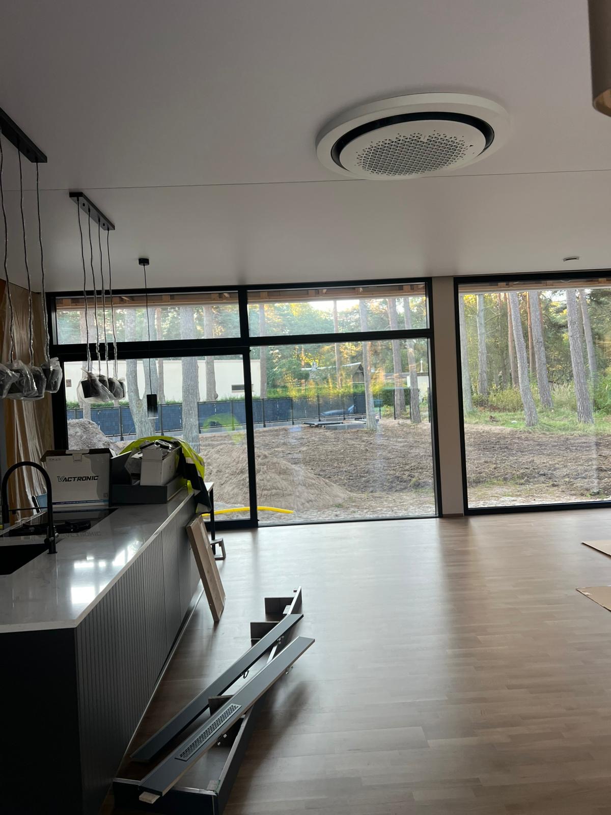 WPC seinapaneelide paigaldus Kakumäe maja viimistlusel