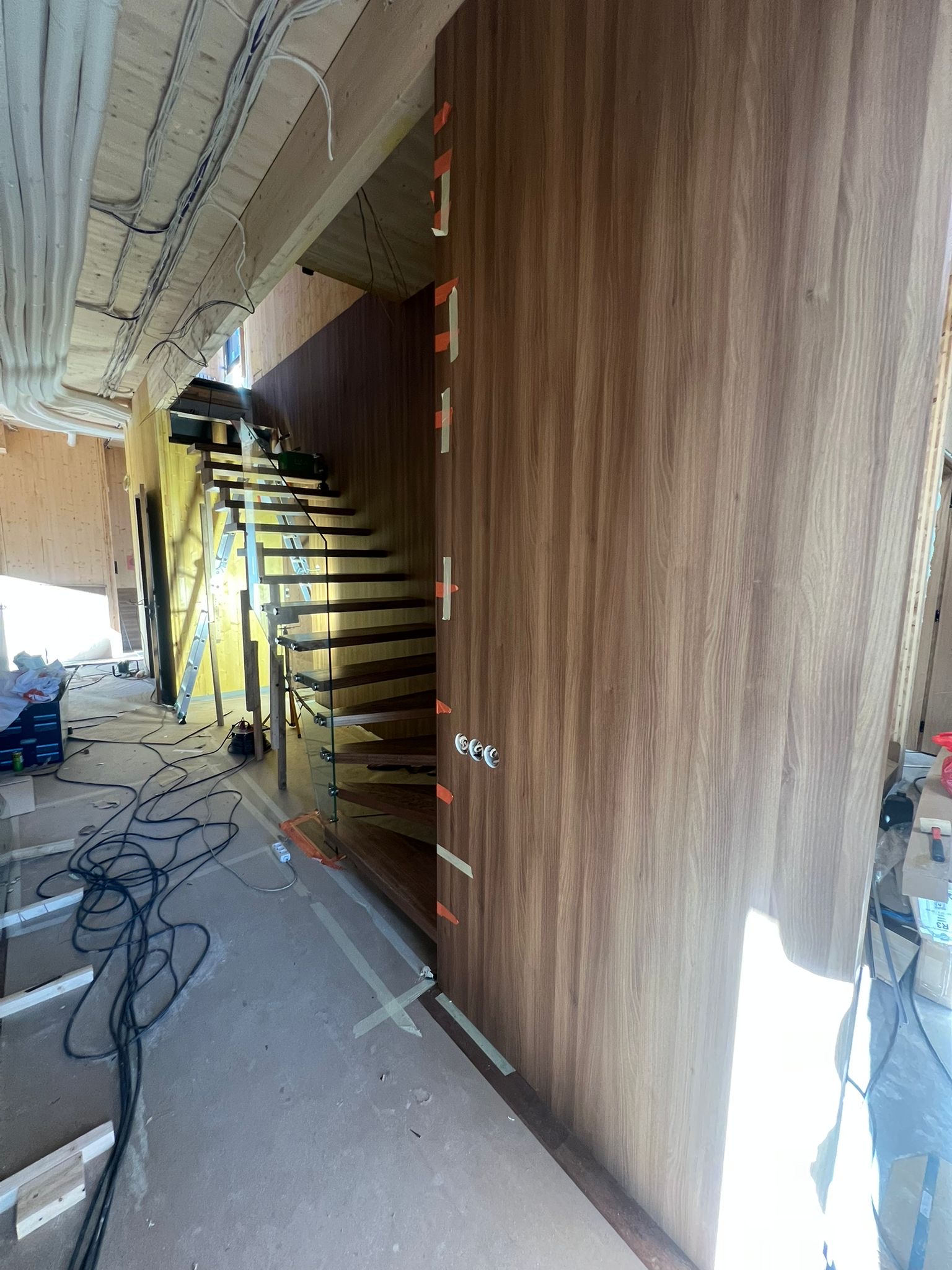 WPC seinapaneelide üldvaade Kakumäe maja viimistlusel