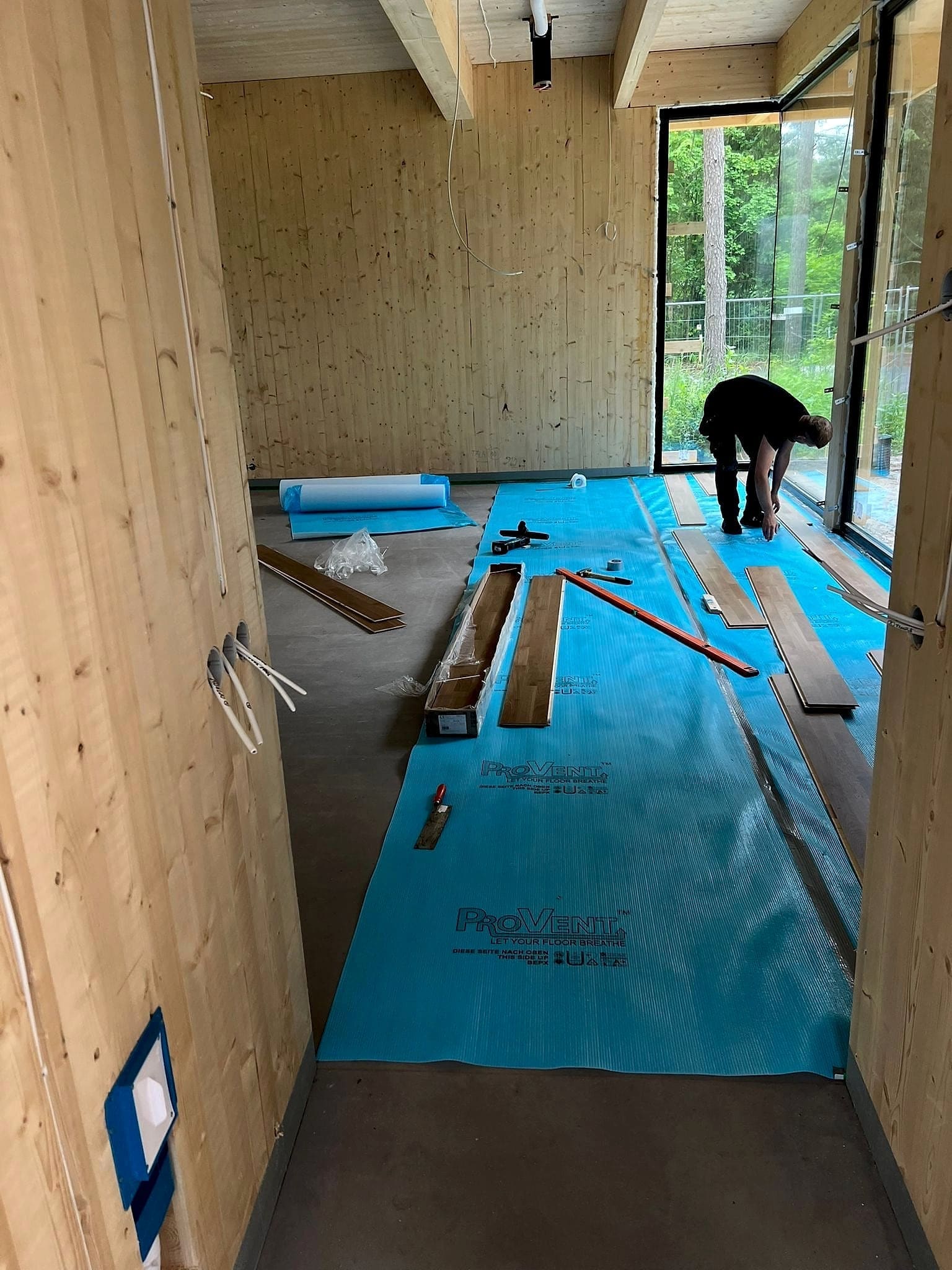 Põrandakatete paigaldus Tallinnas ja Harjumaal - parkett, LVT ja laudpõrandad koos liistudega